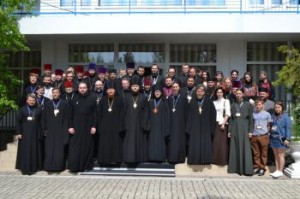 Традиционный форму молодежных священников Украины. Общее фото