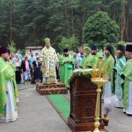 Архиерейское богослужение во дворе монастыря