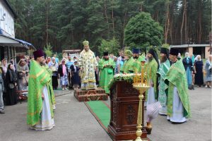 Архиерейское богослужение во дворе монастыря